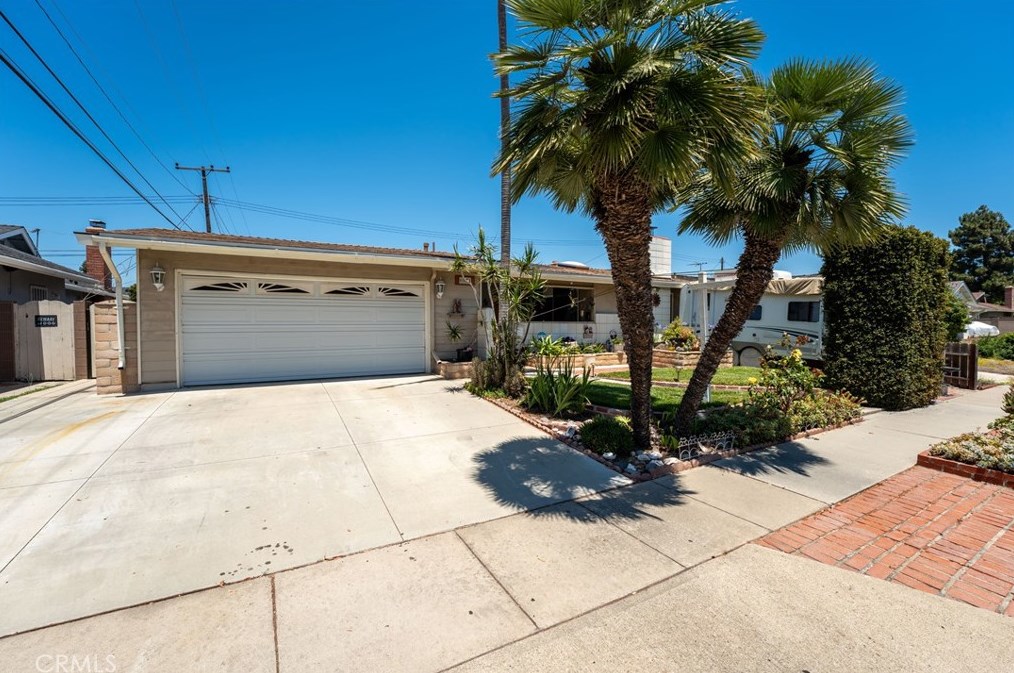 6821 Canterbury Dr, Huntington Beach, CA 92647-2704