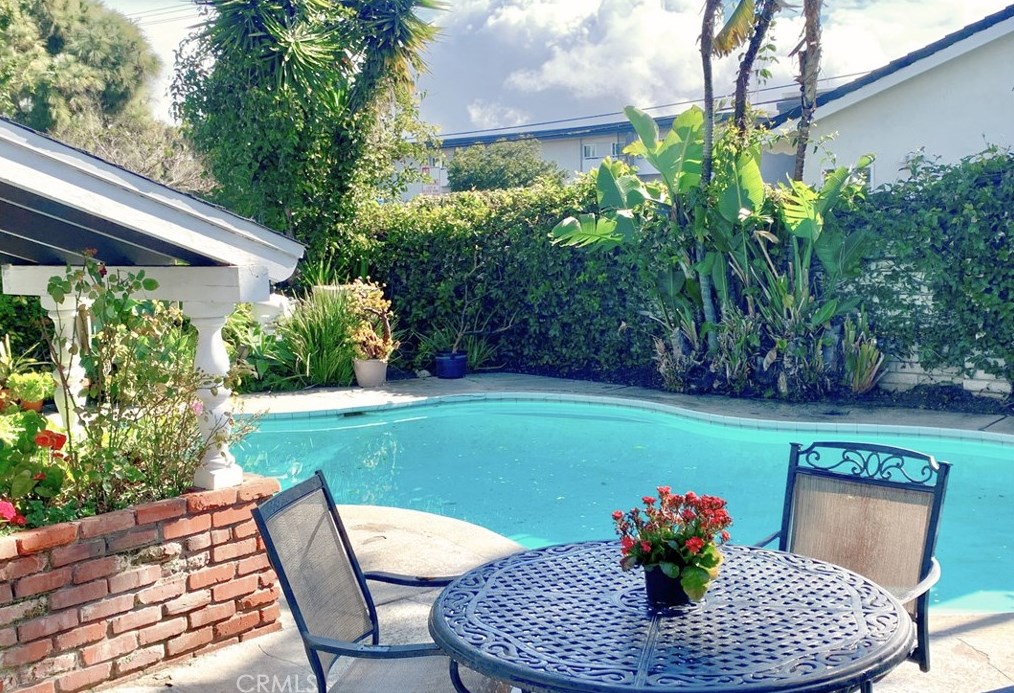 493 Ogle St, Costa Mesa, CA 92627