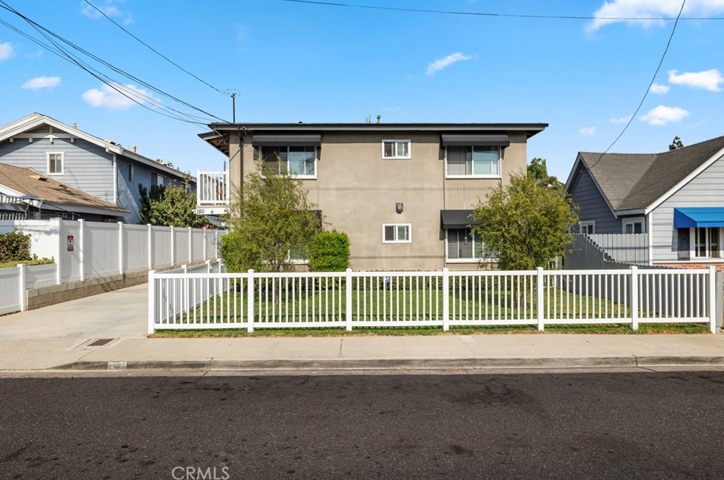 180 Rochester St, Costa Mesa, CA 92627
