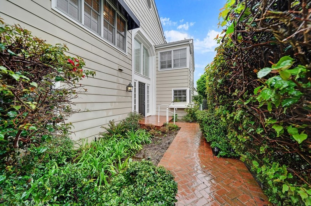 24 Hillsdale Dr, Newport Beach, CA 92660-4234