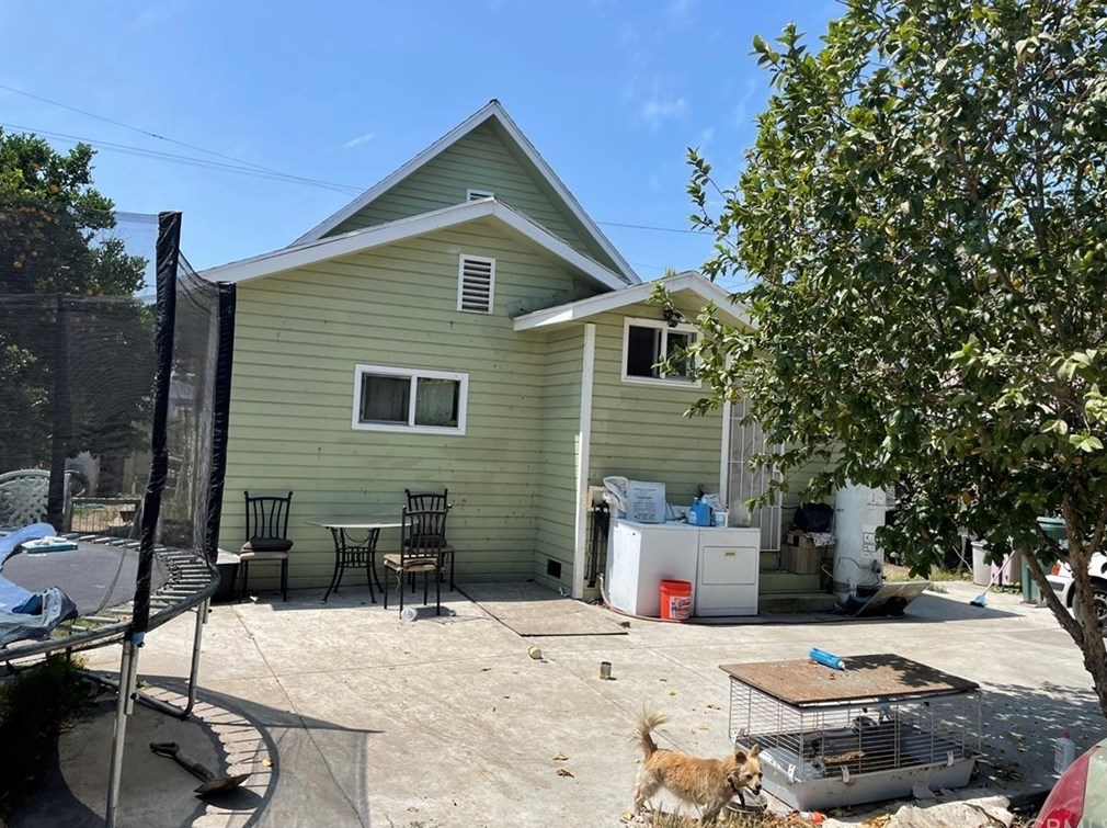 1847 62nd St, Los Angeles, CA 90001-1803