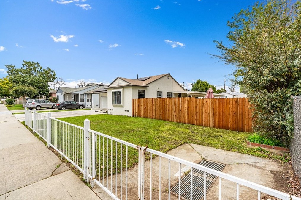 220 S Walnut St, La Habra, CA 90631