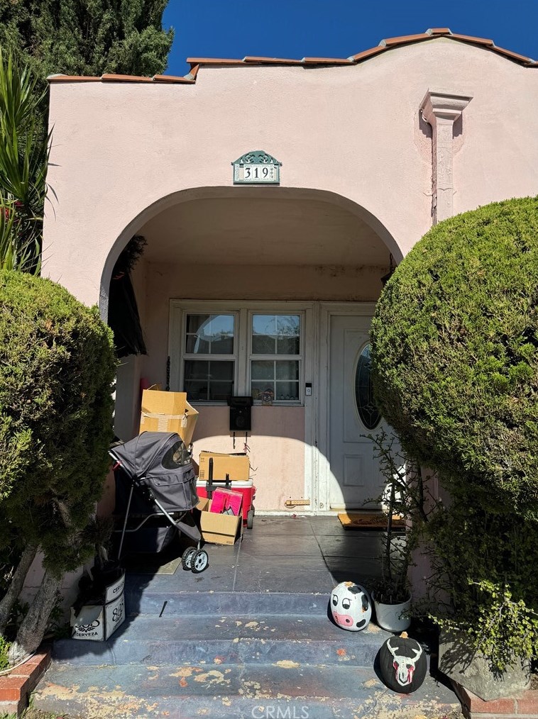 319 Roads End St, Glendale, CA 91205-3353