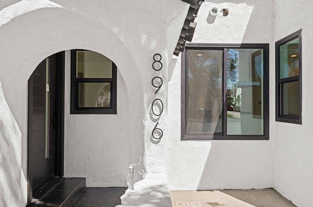8906 Harvard Blvd, Los Angeles CA  90047-3613 exterior