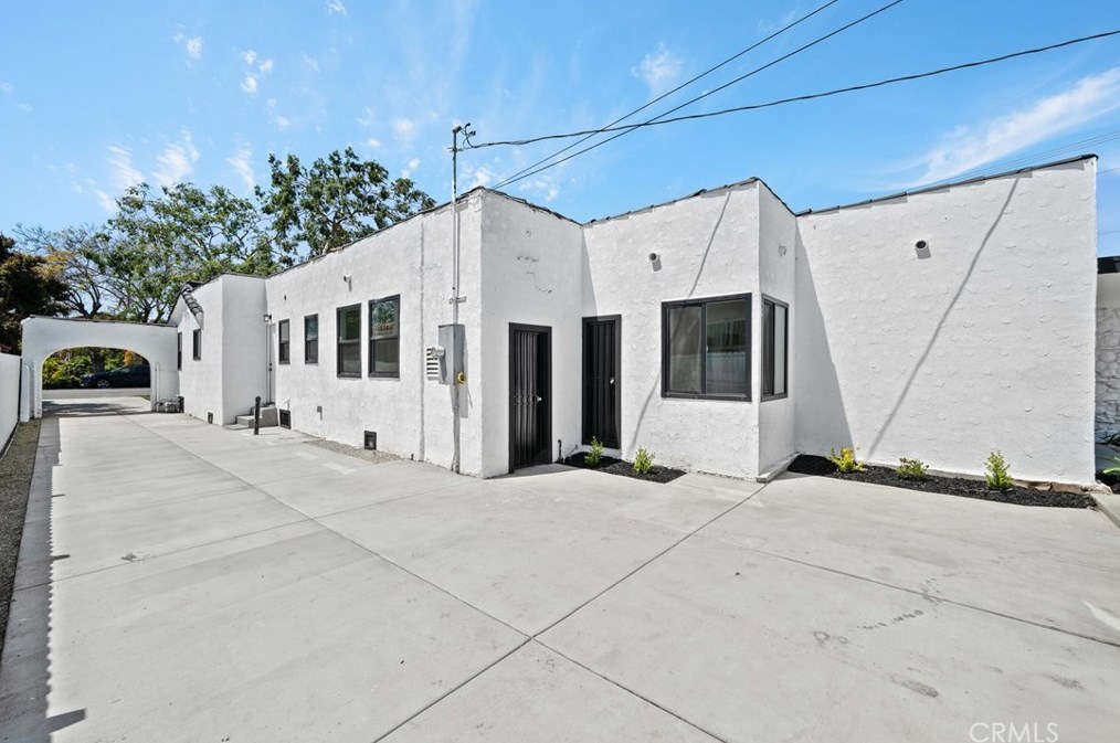 8906 Harvard Blvd, Los Angeles CA  90047-3613 exterior