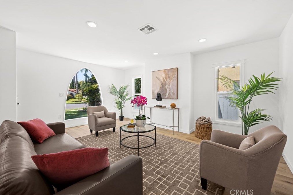 8906 Harvard Blvd, Los Angeles CA  90047-3613 exterior