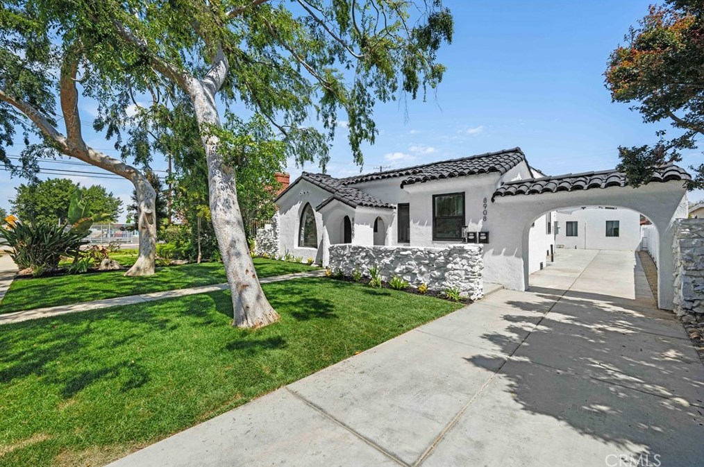 8906 Harvard Blvd, Los Angeles CA  90047-3613 exterior