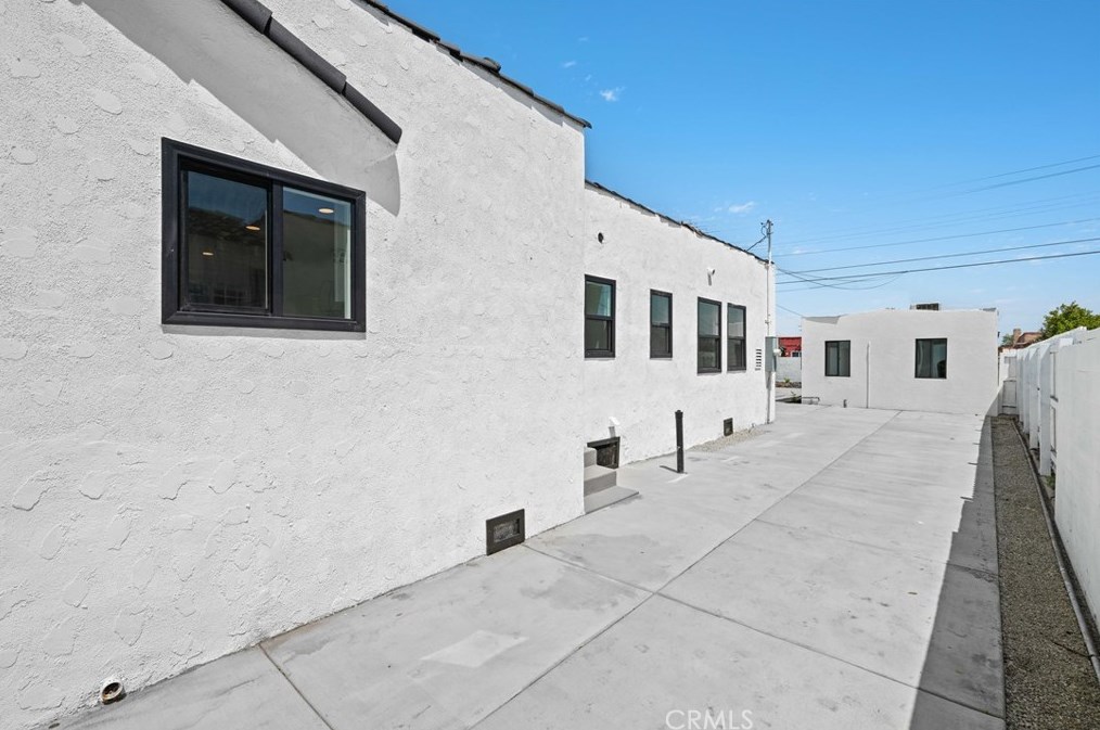 8906 Harvard Blvd, Los Angeles CA  90047-3613 exterior