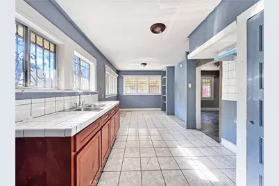 614 W 60th Street, Los Angeles, CA 90044 - Photo 4