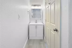 6927 Estrella Ave, Los Angeles, CA 90044 - Photo 16