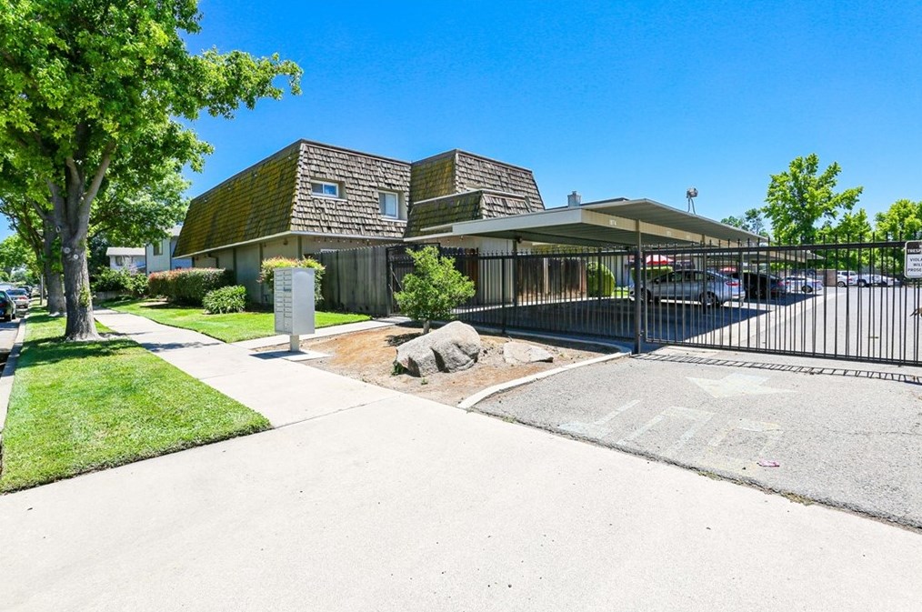 1954 Shadowbrook Dr, Merced, CA 95348-1435