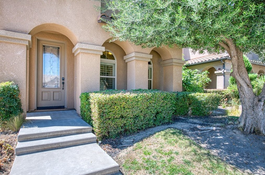 1207 E Via Verde Dr, Fresno, CA 93730