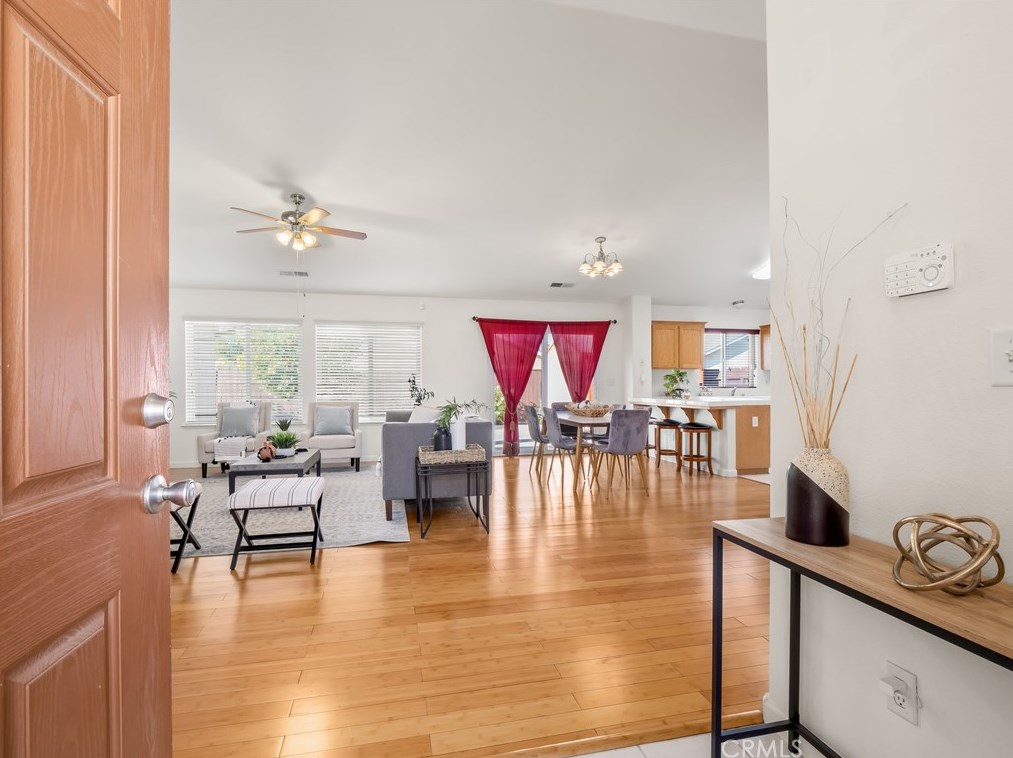 2425 Tracy Ave, Fresno, CA 93722-8002