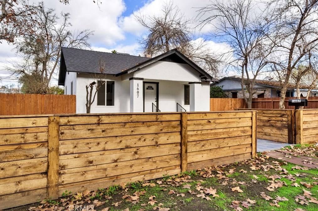 1607 E Cambridge Ave, Fresno, CA 93704