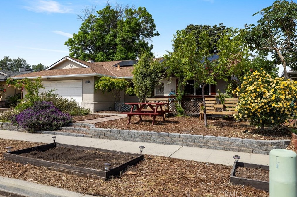 437 Phillip Ave, Fresno, CA 93727-3438