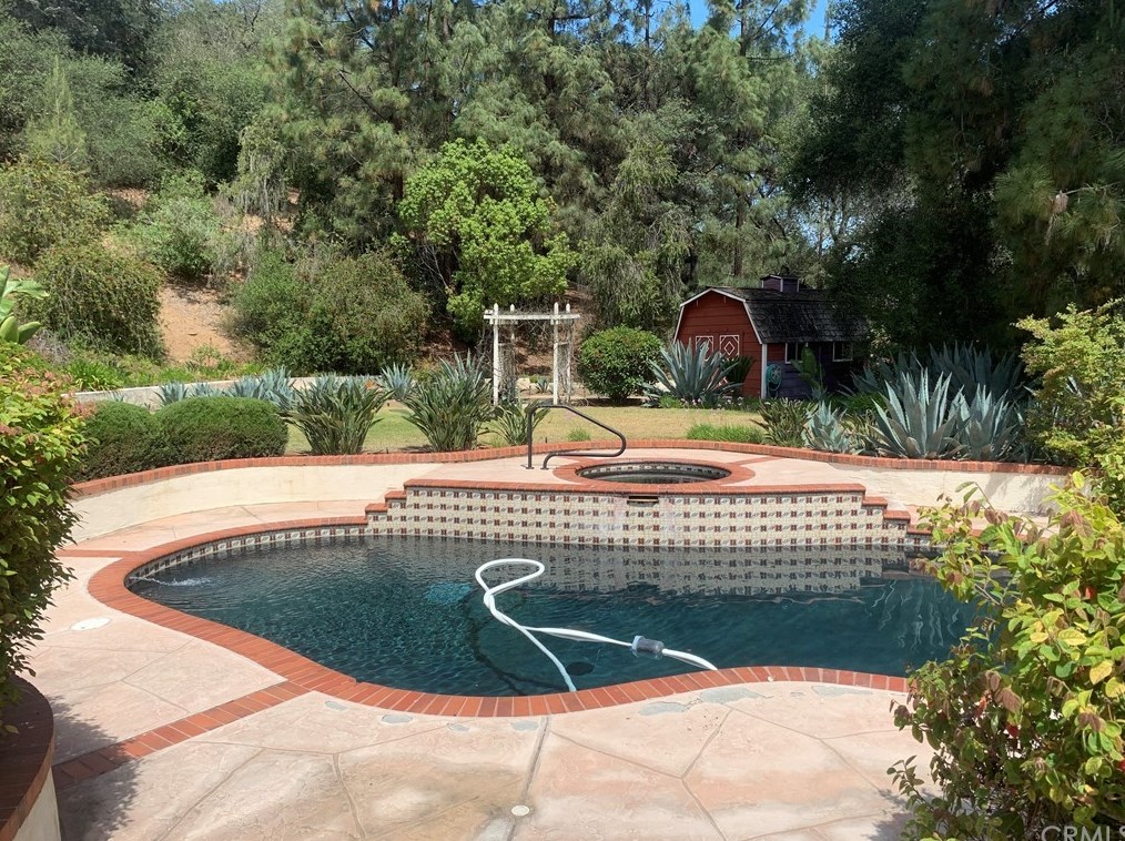 1867 Tecalote Dr, Fallbrook, CA 92028-9500