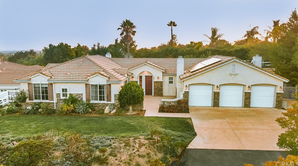 677 Oak Glade Dr, Fallbrook, CA 92028-3693