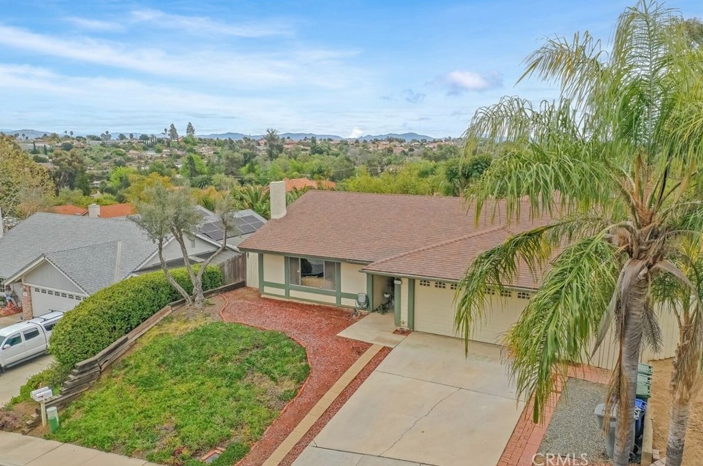 945 Felicidad Dr, Fallbrook, CA 92028-3043