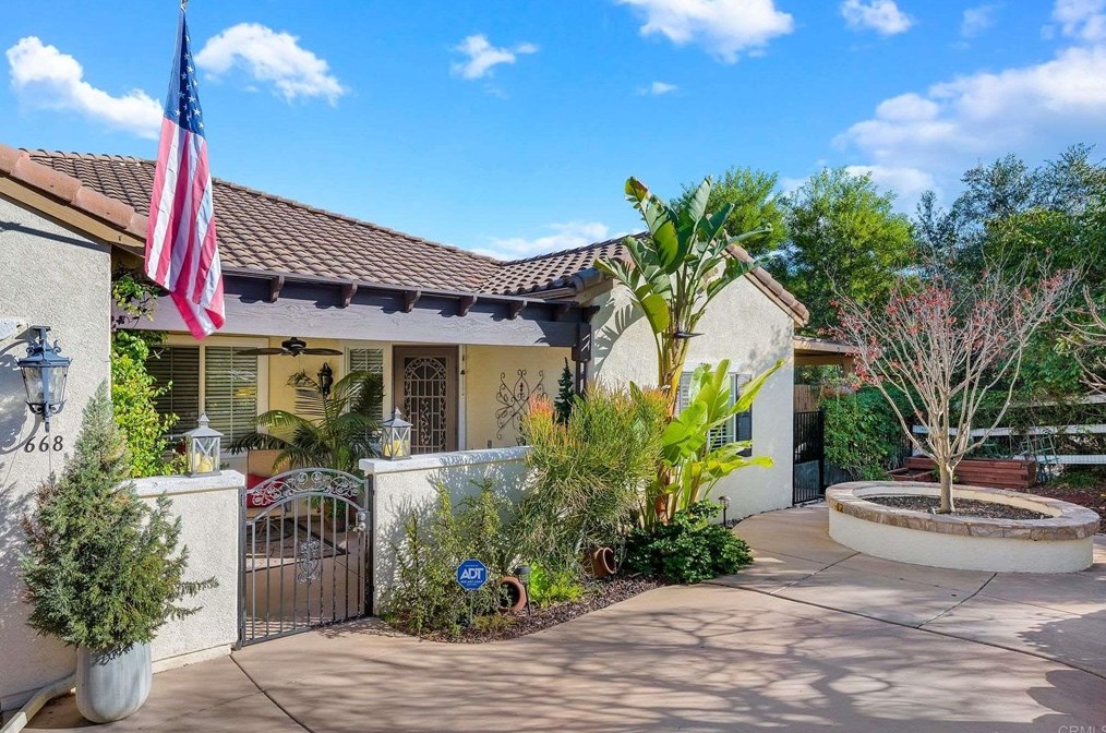 668 Oak Glade Dr, Fallbrook, CA 92028-3692