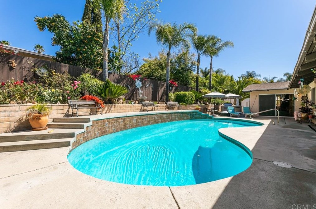 781 N Stage Coach Ln, Fallbrook, CA 92028