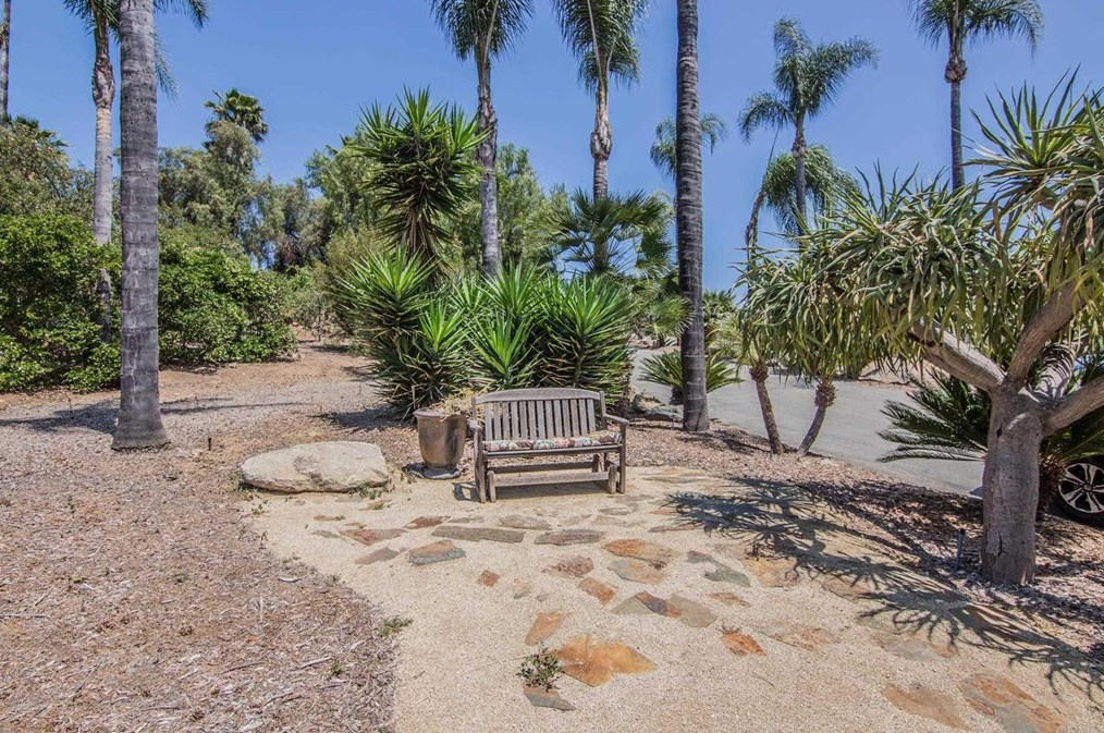 2859 Summit Dr, Escondido, CA 92025-7523