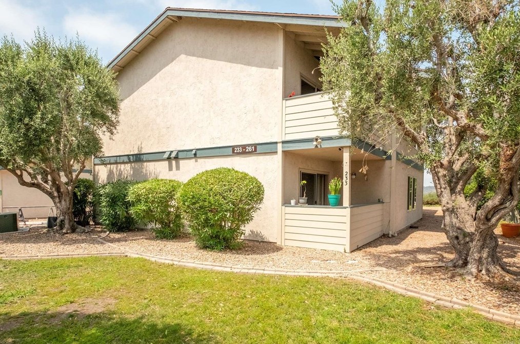 233 Stage Coach Rd, Oceanside, CA 92057