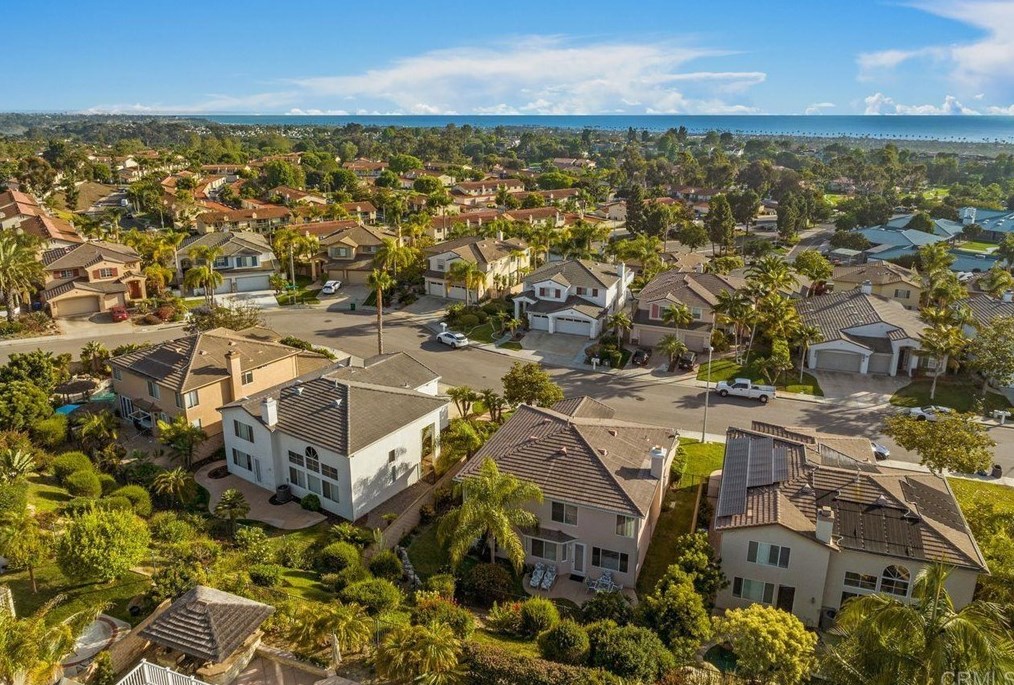 6748 Tea Tree St, Carlsbad, CA 92011