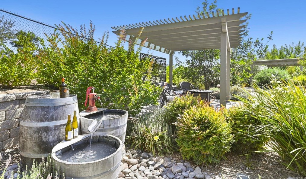 1311 Via Encinos Dr, Fallbrook, CA 92028-8757