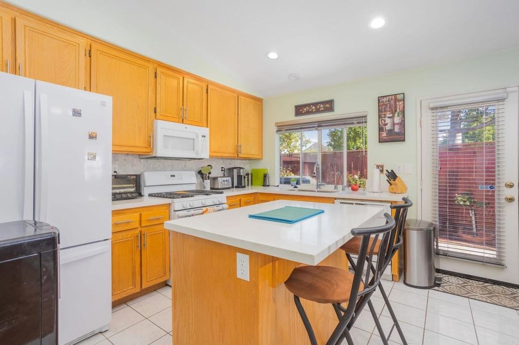 4895 Lake Shore Pl, Fallbrook CA  92028-7827 exterior