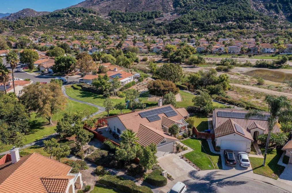 4895 Lake Shore Pl, Fallbrook CA  92028-7827 exterior