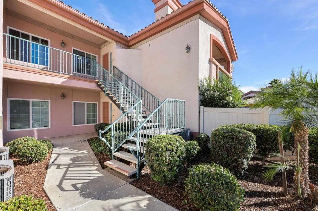 2708 Lake Pointe Dr, Spring Valley, CA 91977-3482