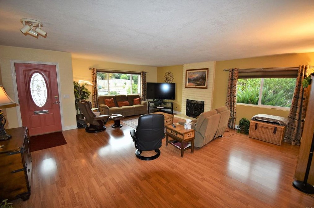 1310 La Mirada Ave, Escondido, CA 92026-1758