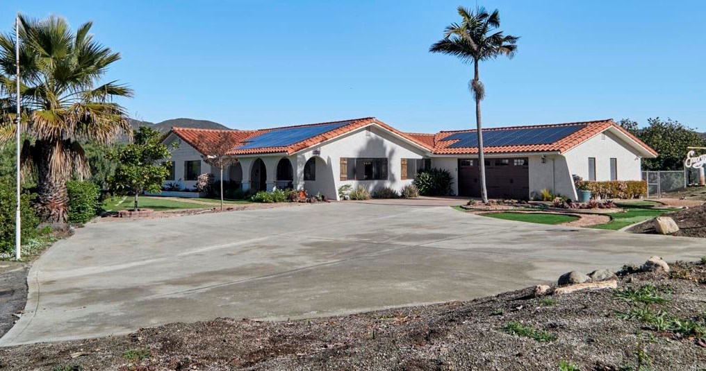 1717 Macadamia Dr, Fallbrook, CA 92028-1130