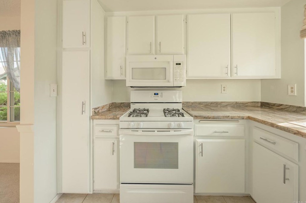 464 Nantucket Gln, Escondido CA  92027-2761 exterior