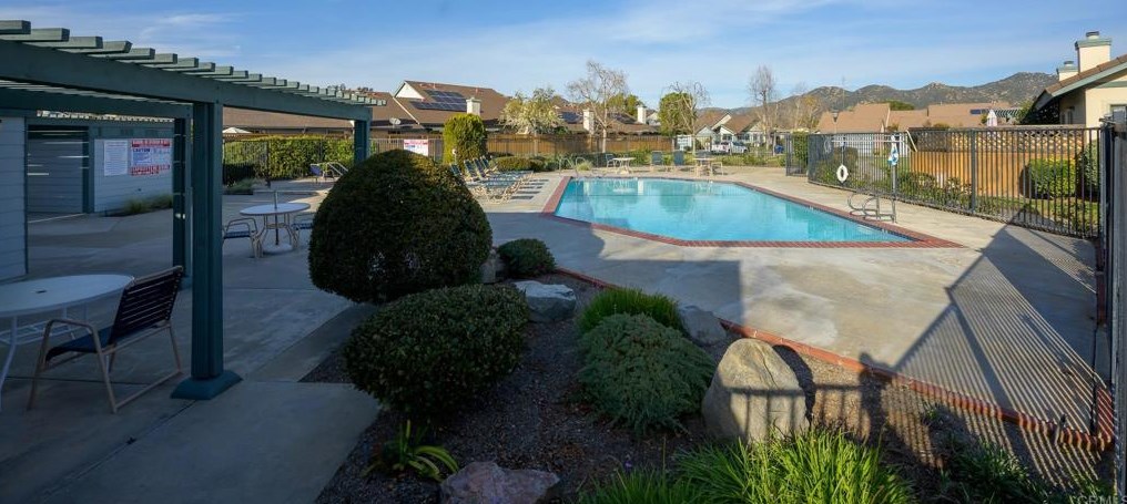 464 Nantucket Gln, Escondido CA  92027-2761 exterior