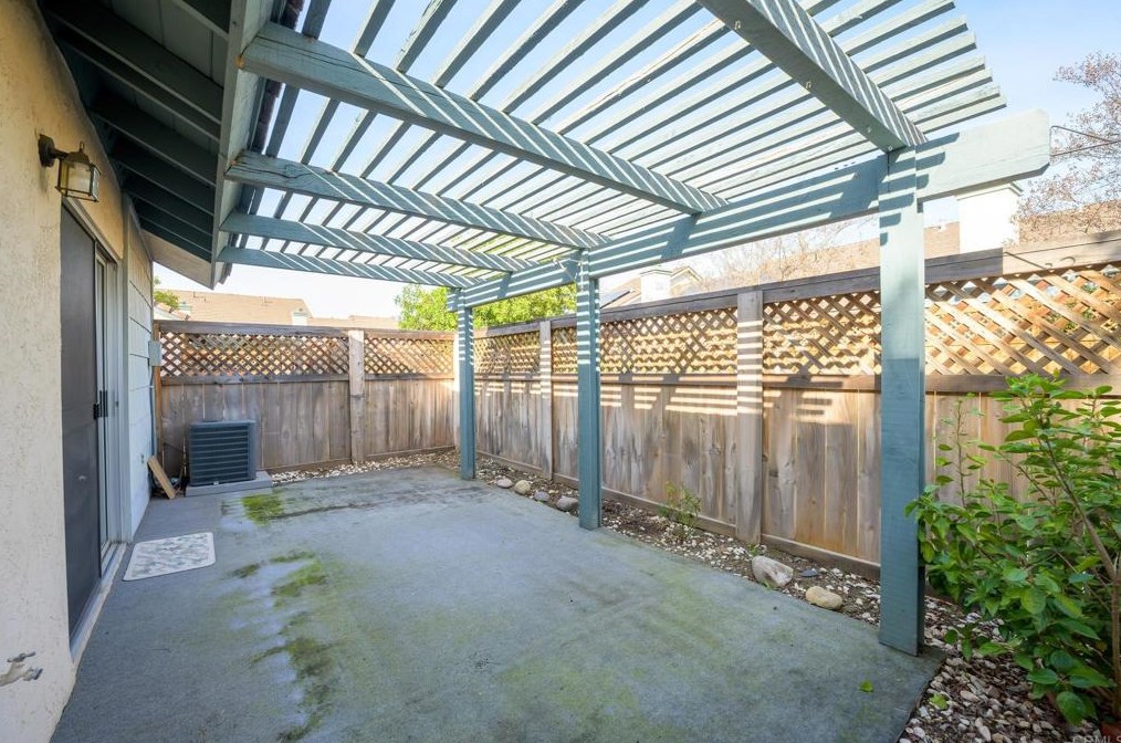 464 Nantucket Gln, Escondido CA  92027-2761 exterior