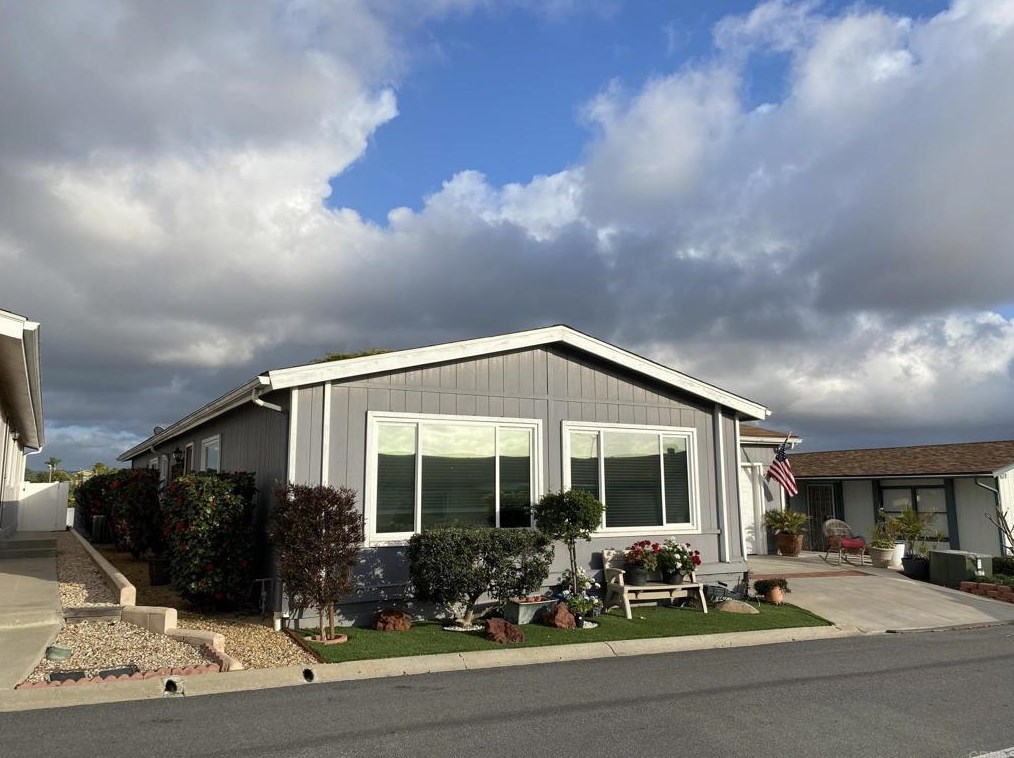 637 Via Santiago, Vista, CA 92081
