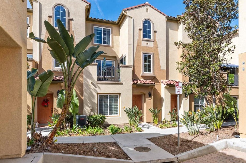 1886 Caminito Treviana, Chula Vista CA  91913-3924 exterior