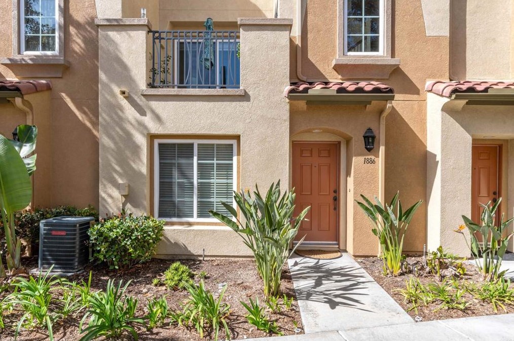 1886 Caminito Treviana, Chula Vista CA  91913-3924 exterior