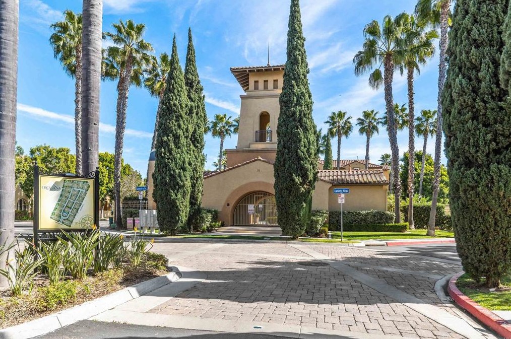 1886 Caminito Treviana, Chula Vista CA  91913-3924 exterior