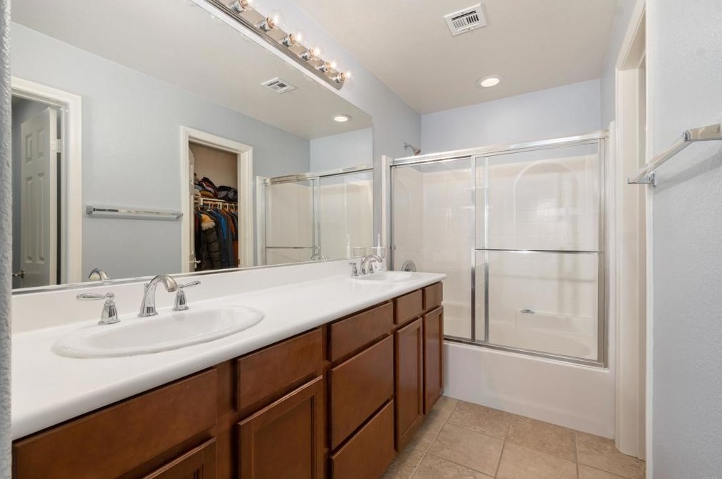 1886 Caminito Treviana, Chula Vista CA  91913-3924 exterior