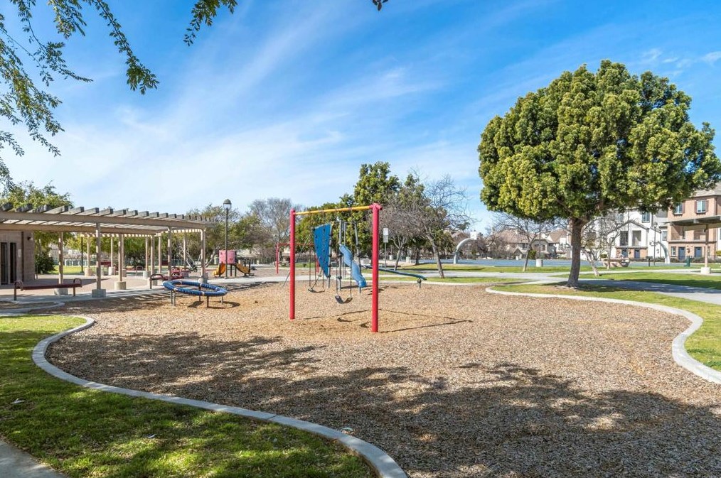1886 Caminito Treviana, Chula Vista CA  91913-3924 exterior