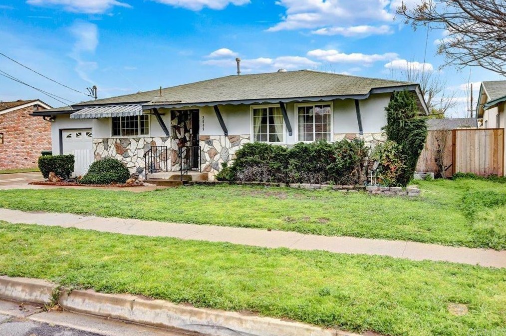 2049 Lee Dr, Escondido, CA 92027