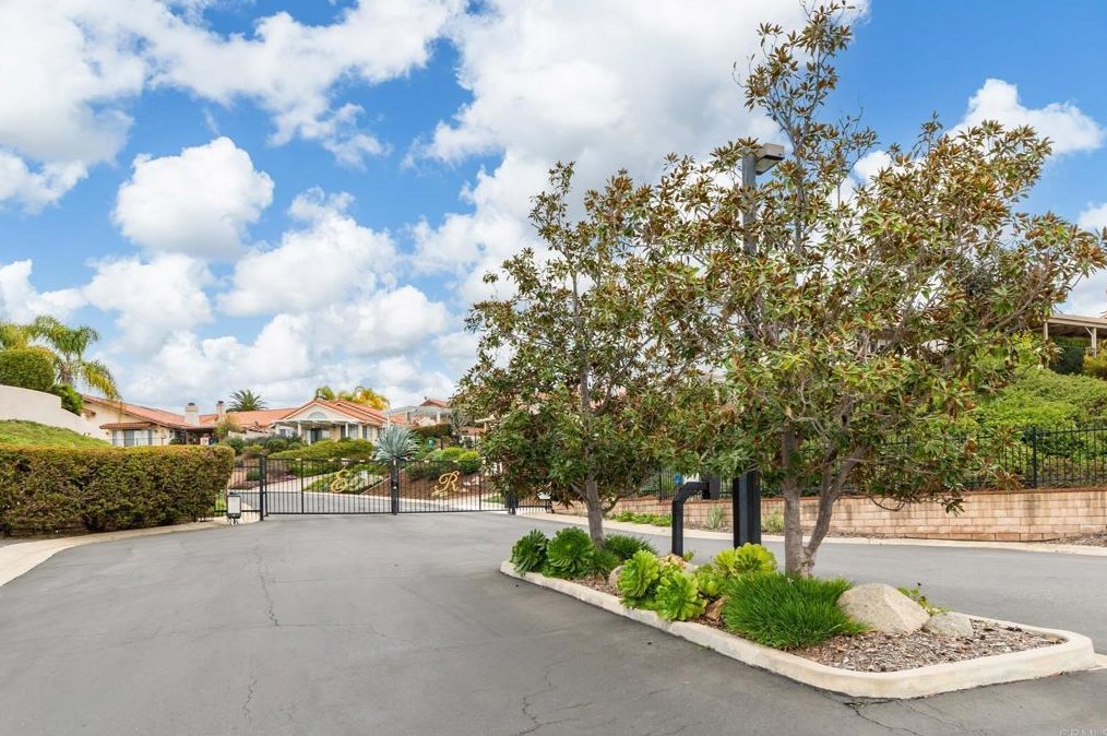 1039 Ridge Heights Dr, Fallbrook CA  92028-3672 exterior