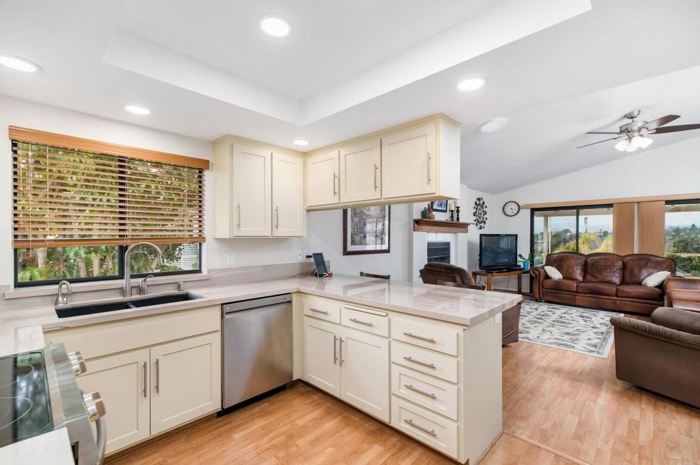 1039 Ridge Heights Dr, Fallbrook CA  92028-3672 exterior