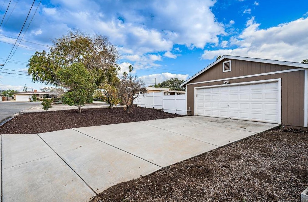 1925 Alexander Dr, Escondido CA  92025-6404 exterior