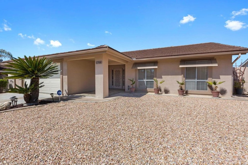 1708 Kingston Dr, Escondido, CA 92027-4039