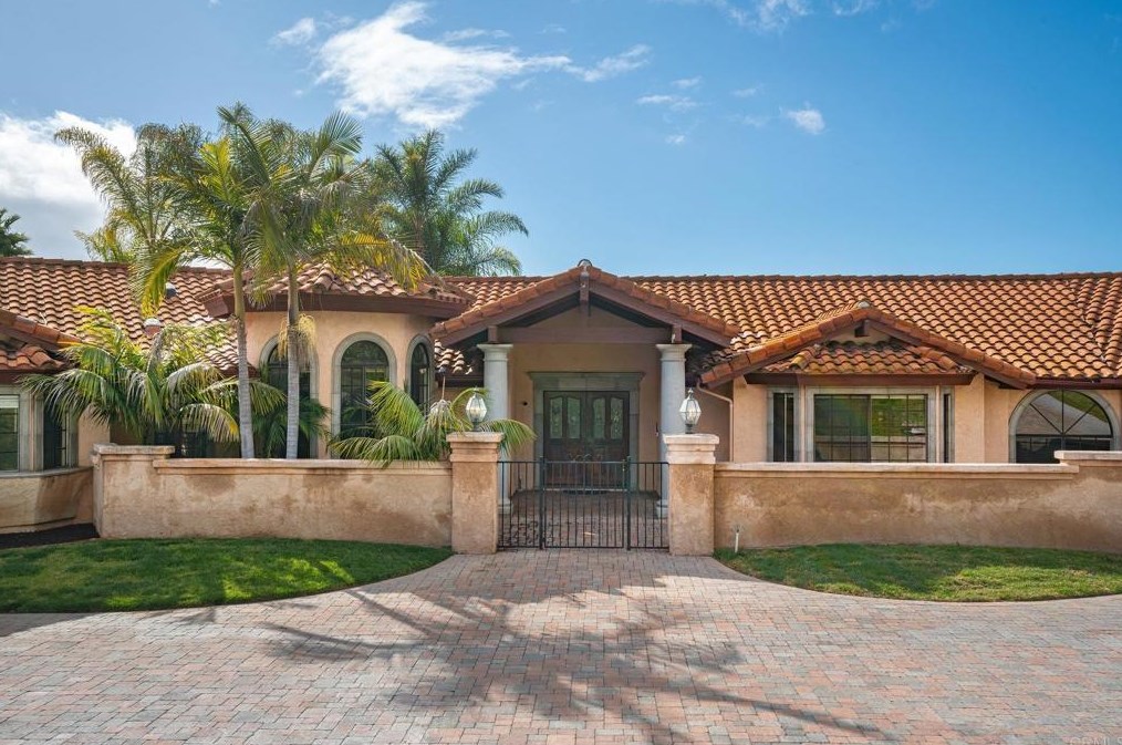 1129 Sugarbush Dr, Vista, CA 92084