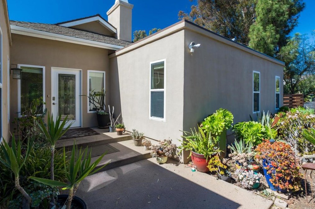 2457 Summit Dr, Escondido, CA 92025-7515
