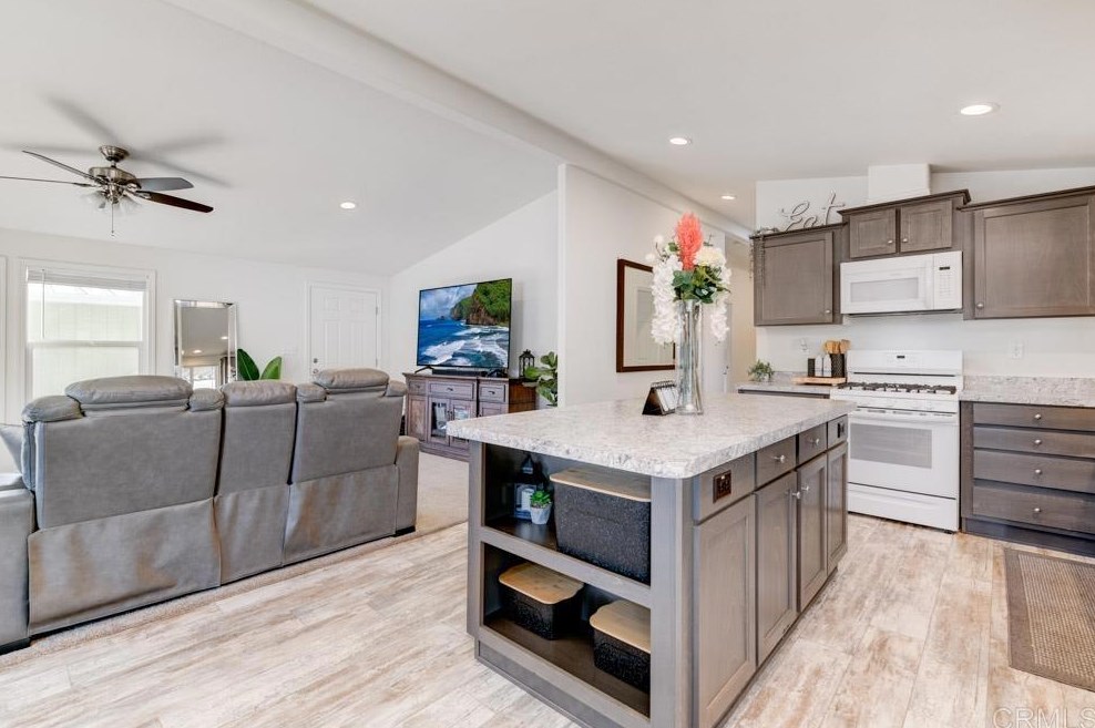 13613 Poinsettia Dr, Poway CA  92064-4025 exterior